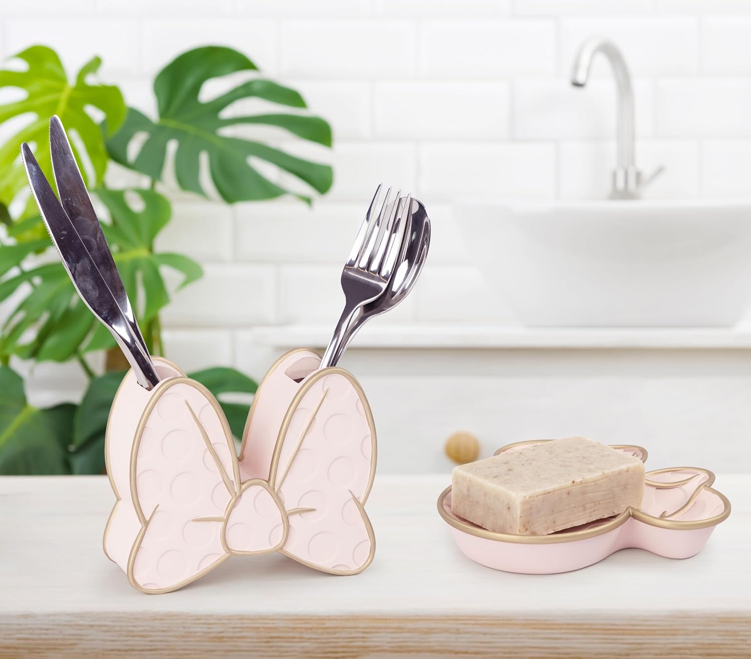 Jay Franco Disney Minnie Mouse Bathroom Accessory Set